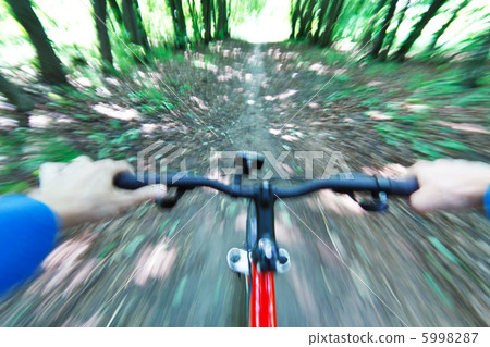 bicycle on a road 5998287