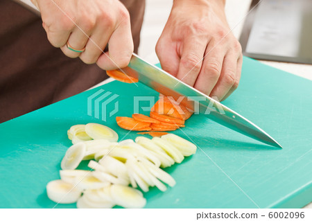 Chef preparing food Chef preparing food 6002096