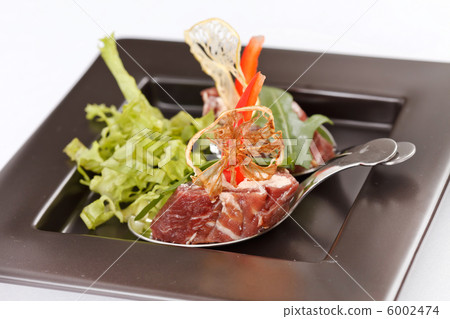 meat rolls with salad 6002474
