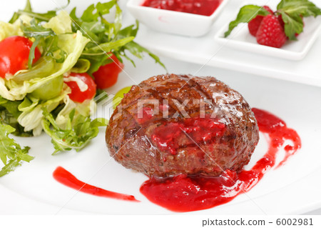 Grilled steak with vegetables 6002981