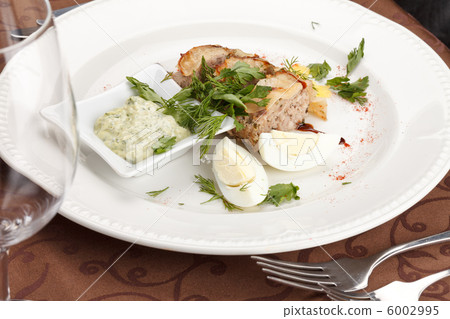 meat pie with egg and sauce 6002995