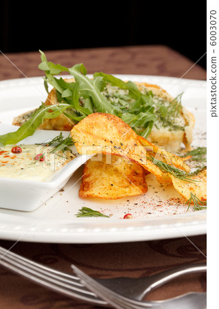 fish pie with sauce and potato chips 6003070