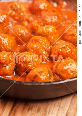 Meat balls with tomato sauce 6003937