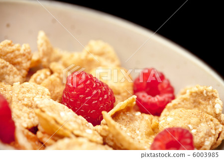 Cornflakes with milk and raspberries Cornflakes with milk and raspberries 6003985