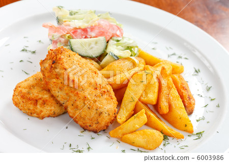 chicken cutlet with fried potatoes chicken cutlet with fried potatoes 6003986