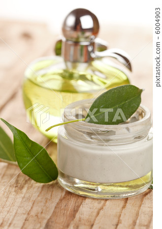 botte of organic cream 6004903