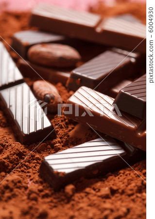 chocolate with cocoa beans 6004930
