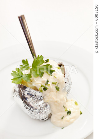 Baked potato with sour cream sauce 6005150