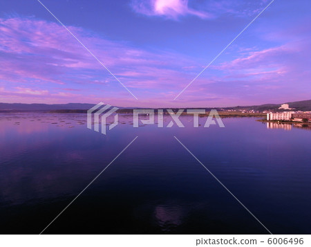 佐渡的風景卡莫湖的早晨發光 6006496