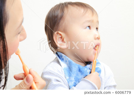 Baby tooth brushing 6006779