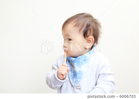 Baby tooth brushing 6006783