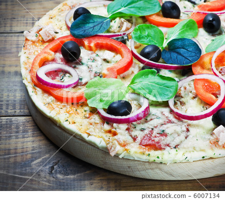 Pepperoni pizza with salami, red peppers Pepperoni pizza with salami, red peppers 6007134