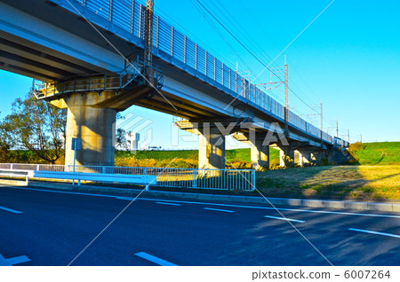 相交的高架鐵路和道路(櫻崎公園/埼玉市埼玉市佐倉區) 相交的高架鐵路和道路(櫻崎公園/埼玉市埼玉市佐倉區) 6007264
