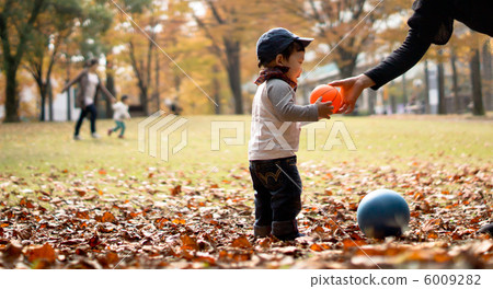母親和孩子們在秋天的樹葉公園玩 母親和孩子們在秋天的樹葉公園玩 6009282