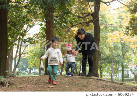 Families playing in the park Families playing in the park 6009284