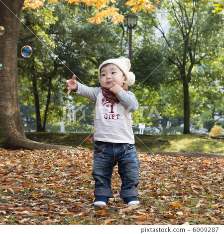 嬰孩欣喜肥皂泡在秋天公園 嬰孩欣喜肥皂泡在秋天公園 6009287