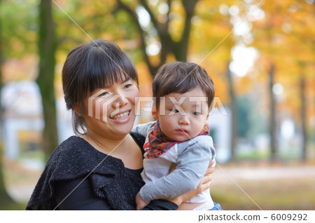 媽媽和一歲的孩子在秋天公園 媽媽和一歲的孩子在秋天公園 6009292