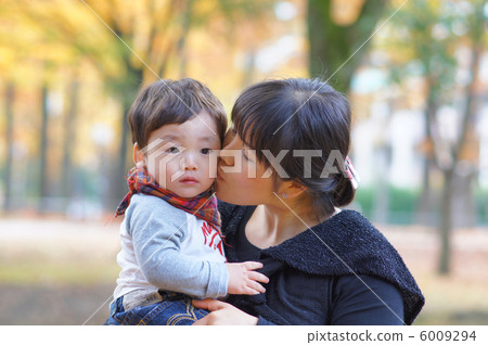Mother and child in a park in autumn Mother and child in a park in autumn 6009294