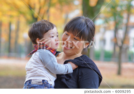 母親和孩子在秋天的公園 母親和孩子在秋天的公園 6009295
