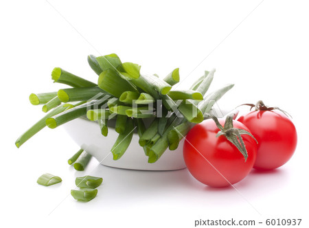 Spring onions and cherry tomato in bowl 6010937