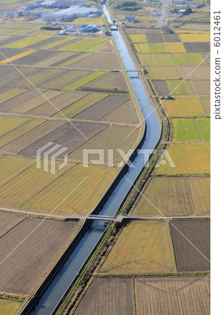 米領域和灌溉運河的航拍照片 6012461