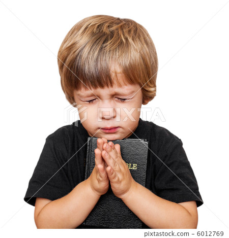 Little boy praying 6012769