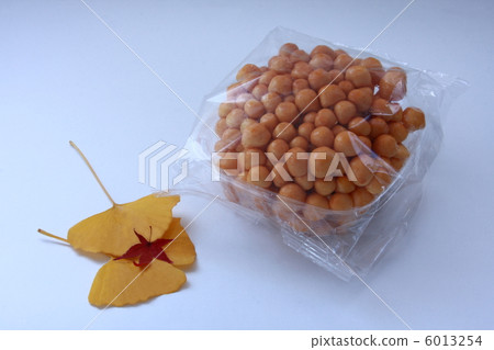 Nagiko with packs and ginkgo and maple (white background) Nagiko with packs and ginkgo and maple (white background) 6013254