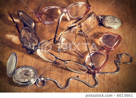 many Glasses and watch many Glasses and watch 6013661
