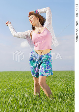 Attractive young woman Attractive young woman 6014161