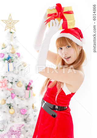 性感的女性聖誕老人演奏聖誕快樂樹和禮物禮物 6014866