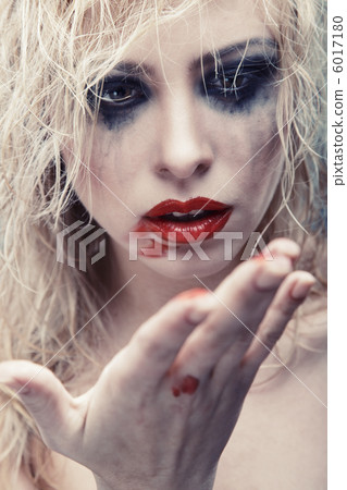 Bizarre beauty Bizarre beauty 6017180