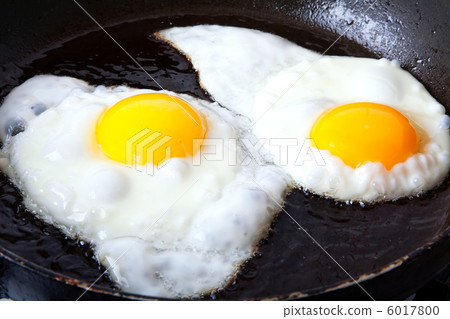 Eggs frying in oil 6017800