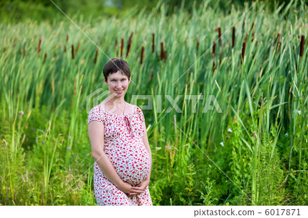 Pregnant woman outdoo Pregnant woman outdoo 6017871