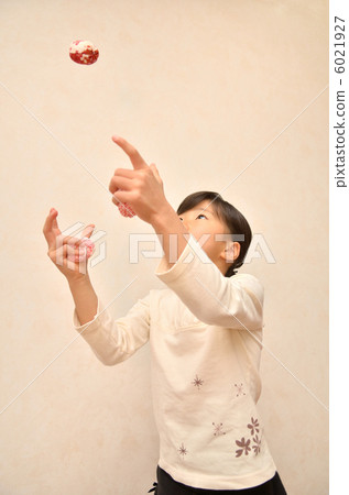 做豆袋椅的女孩 6021927