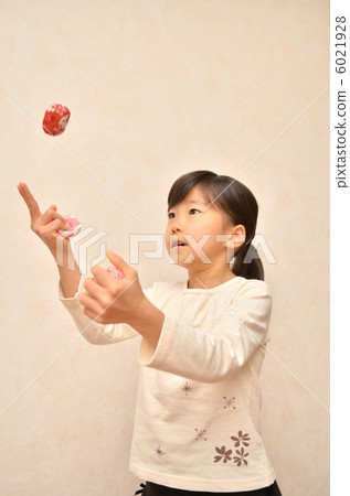 做豆袋椅的女孩 6021928