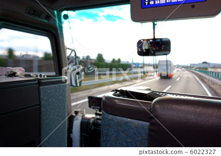 從公共汽車的火車窗口 6022327