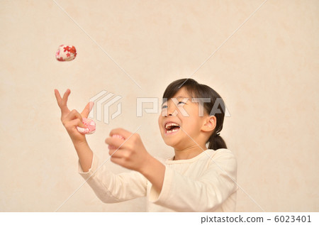 做豆袋椅的女孩 6023401