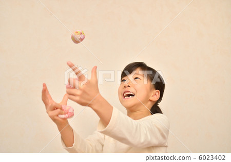 做豆袋椅的女孩 6023402