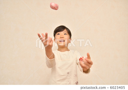 做豆袋椅的女孩 6023405