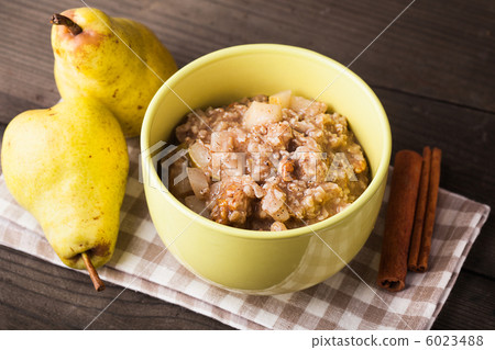 Oatmeal with pears slices 6023488
