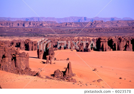 The rocks of the Ennis Mountains The rocks of the Ennis Mountains 6023578