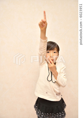 一個女孩在吹口哨 6023951