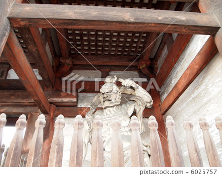 世界遺產京都Ninnaji寺廟國王雕象 6025757