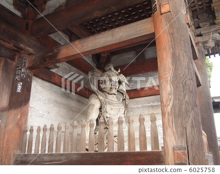 世界遺產京都Ninnaji寺廟國王雕象 6025758