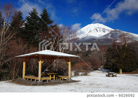 Mt. Fuji with light snow makeup Mt. Fuji with light snow makeup 6026092