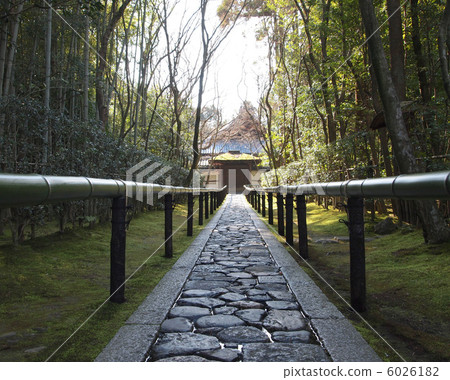 The approach of Takakura-in 6026182