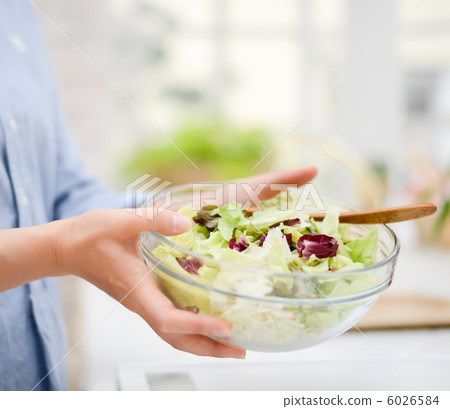 拿著一個容器用沙拉的手 6026584