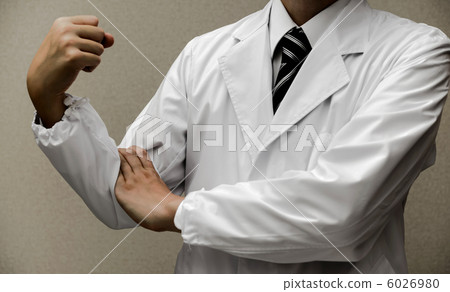 有膽量姿勢的一個女孩 有膽量姿勢的一個女孩 6026980