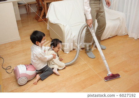 孩子們在吸塵器上歡欣鼓舞 孩子們在吸塵器上歡欣鼓舞 6027192