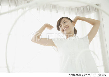 一個女人向後伸展 6028307